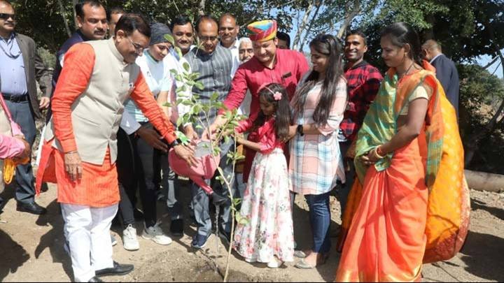 मुख्यमंत्री श्री चौहान ने बरगद, जामुन और इमली के पौधे लगाए
